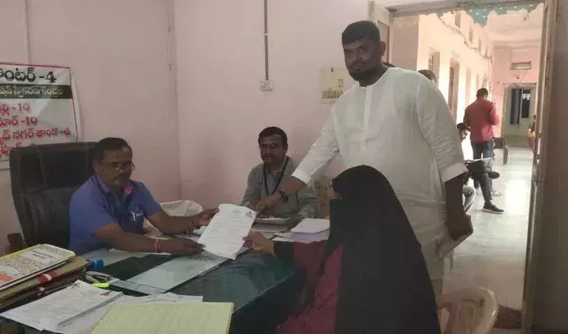 AIMIM विधायक की पत्नी नज़मा सुल्ताना ने मेडक के बसवापुर में सरपंच पद के लिए नॉमिनेशन फाइल किया AIMIM विधायक की पत्नी नज़मा सुल्ताना ने मेडक के बसवापुर में सरपंच पद के लिए नॉमिनेशन फाइल किया