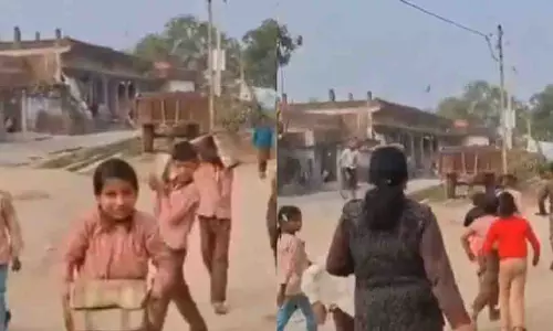 Raebareli: स्कूल प्रशासन पर सवाल, बच्चों को ईंटें ढोने का वीडियो वायरल