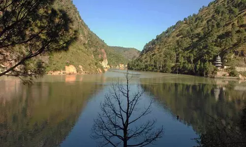 Himachal की लार्जी झील एडवेंचर के लिए तैयार