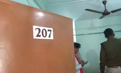 होटल में ठहरी युवती की संदिग्ध मौत, साथ पहुंचा युवक फरार