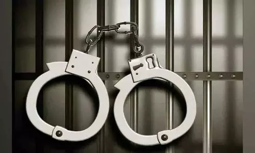 प्रसाद के IMAX के पास से तीन ड्रग पेडलर गिरफ्तार, 23.5 लाख रुपये की नशीली दवाएं जब्त प्रसाद के IMAX के पास से तीन ड्रग पेडलर गिरफ्तार, 23.5 लाख रुपये की नशीली दवाएं जब्त