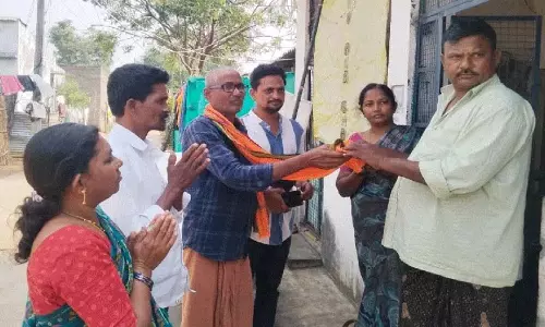 Sarpanch उम्मीदवार ने नामांकन शुल्क के लिए भीख मांगी