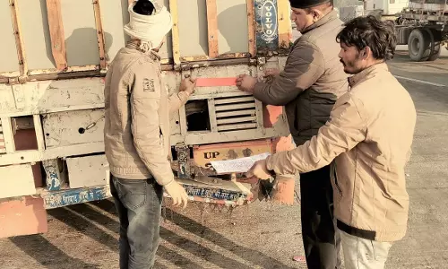 Sonipat: ट्रैफिक पुलिस ने कोहरे में सड़क सुरक्षा बढ़ाने के लिए लिया खास कदम Sonipat: ट्रैफिक पुलिस ने कोहरे में सड़क सुरक्षा बढ़ाने के लिए लिया खास कदम