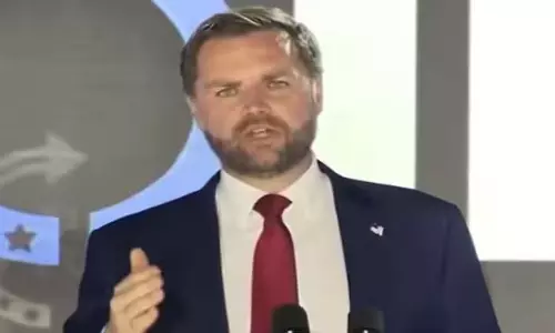 JD Vance ने X पर पेनल्टी को लेकर EU को चेतावनी दी, सेंसरशिप की आलोचना की और फ्री स्पीच का समर्थन JD Vance ने X पर पेनल्टी को लेकर EU को चेतावनी दी, सेंसरशिप की आलोचना की और फ्री स्पीच का समर्थन