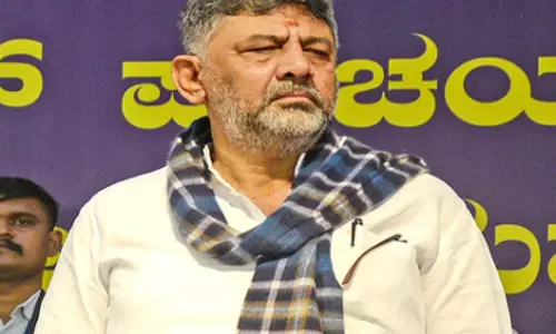 शिवकुमार ने लग्जरी घड़ी विवाद में BJP के नारायणस्वामी को चुनौती दी शिवकुमार ने लग्जरी घड़ी विवाद में BJP के नारायणस्वामी को चुनौती दी