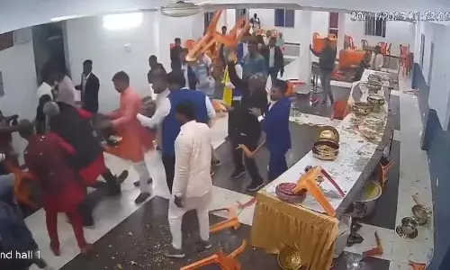 रसगुल्लों की कमी के कारण Bihar की शादी जंग का मैदान बन गई, कुर्सियां ​​उड़ने लगीं