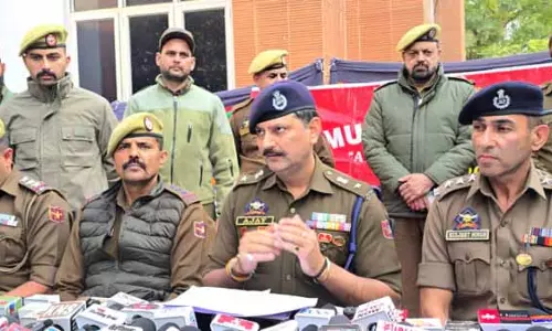 JAMMU: 6 लोगों की गिरफ्तारी के साथ सीमा पार नार्को-टेरर मॉड्यूल का भंडाफोड़, हेरोइन, हथियार जब्त JAMMU: 6 लोगों की गिरफ्तारी के साथ सीमा पार नार्को-टेरर मॉड्यूल का भंडाफोड़, हेरोइन, हथियार जब्त