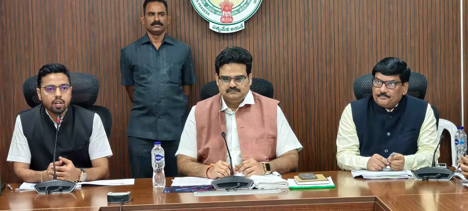 दिनकर ने कहा कि गुंटूर जिला Andhra प्रदेश में टॉप परफॉर्मर होना चाहिए दिनकर ने कहा कि गुंटूर जिला Andhra प्रदेश में टॉप परफॉर्मर होना चाहिए