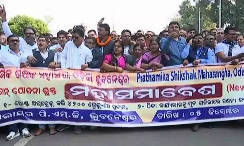 Odisha के प्राइमरी टीचरों ने असेंबली के बाहर बड़ा विरोध प्रदर्शन किया
