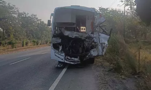 Gondia में भयानक हादसा: ट्रेन ने खड़े ट्रक को टक्कर मारी, 8 यात्री गंभीर रूप से घायल Gondia में भयानक हादसा: ट्रेन ने खड़े ट्रक को टक्कर मारी, 8 यात्री गंभीर रूप से घायल