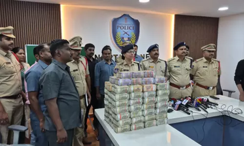 Hyderabad में 4.05 करोड़ रुपये का हवाला कैश ज़ब्त, दो लोग गिरफ्तार Hyderabad में 4.05 करोड़ रुपये का हवाला कैश ज़ब्त, दो लोग गिरफ्तार