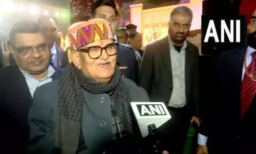 नेशनल हाईवे की दीवार गिरने से सर्विस रोड जाम, स्कूल बस समेत कई वाहन फंसे