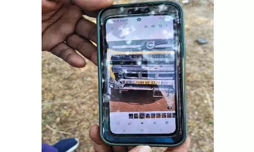 Volvo ने वीके कोल माइन खदान में बिजली के खंभे को टक्कर मार दी Volvo ने वीके कोल माइन खदान में बिजली के खंभे को टक्कर मार दी