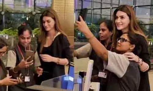 मुंबई एयरपोर्ट पर Kriti Sanon ने फैंस के साथ शेयर किया प्यारा पल