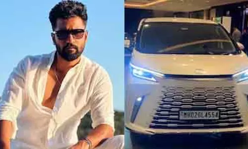 पिता बने Vicky Kaushal ने खरीदी 3.2 करोड़ की लेक्सस, मुंबई में दिखा नया लग्ज़री कार लुक पिता बने Vicky Kaushal ने खरीदी 3.2 करोड़ की लेक्सस, मुंबई में दिखा नया लग्ज़री कार लुक