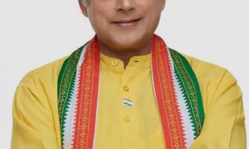 कांग्रेस की तरफ से राष्ट्रपति भवन के रात्रि भोज में शामिल हुए शशि थरूर