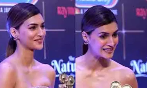 Kriti Sanon को मिले दो अवार्ड्स, रेड कार्पेट पर ग्लैमरस ऑफ-शोल्डर लुक में दिखाई दीं Kriti Sanon को मिले दो अवार्ड्स, रेड कार्पेट पर ग्लैमरस ऑफ-शोल्डर लुक में दिखाई दीं