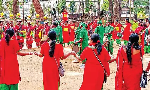 Sonajhuri की तर्ज पर लाल मिट्टी का बाजार, पर्यटकों की भीड़ उमड़ रही