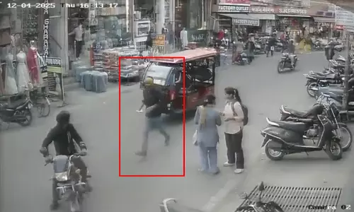 महिला के हाथ से 50 हजार गड्डी सड़क पर गिरी, बाइक सवार युवक उठाकर भागा