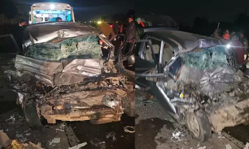 BREAKING: तेज रफ्तार ट्रक और कार की भिड़ंत में 5 की मौत