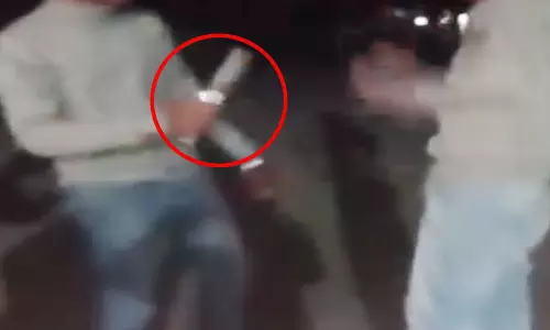 बदमाश ने चाकू टीकाकर युवक को पैर छूने पर किया मजबूर, देखें VIDEO... बदमाश ने चाकू टीकाकर युवक को पैर छूने पर किया मजबूर, देखें VIDEO...