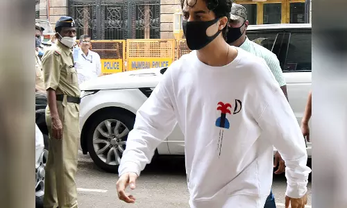 पब में कथित तौर पर मिडिल फिंगर दिखाने के आरोप में Aryan Khan के खिलाफ शिकायत दर्ज पब में कथित तौर पर मिडिल फिंगर दिखाने के आरोप में Aryan Khan के खिलाफ शिकायत दर्ज