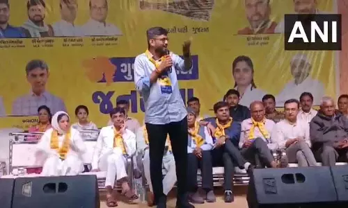 AAP रैली में हंगामा, दर्शक ने विधायक गोपाल इटालिया पर फेंका जूता AAP रैली में हंगामा, दर्शक ने विधायक गोपाल इटालिया पर फेंका जूता