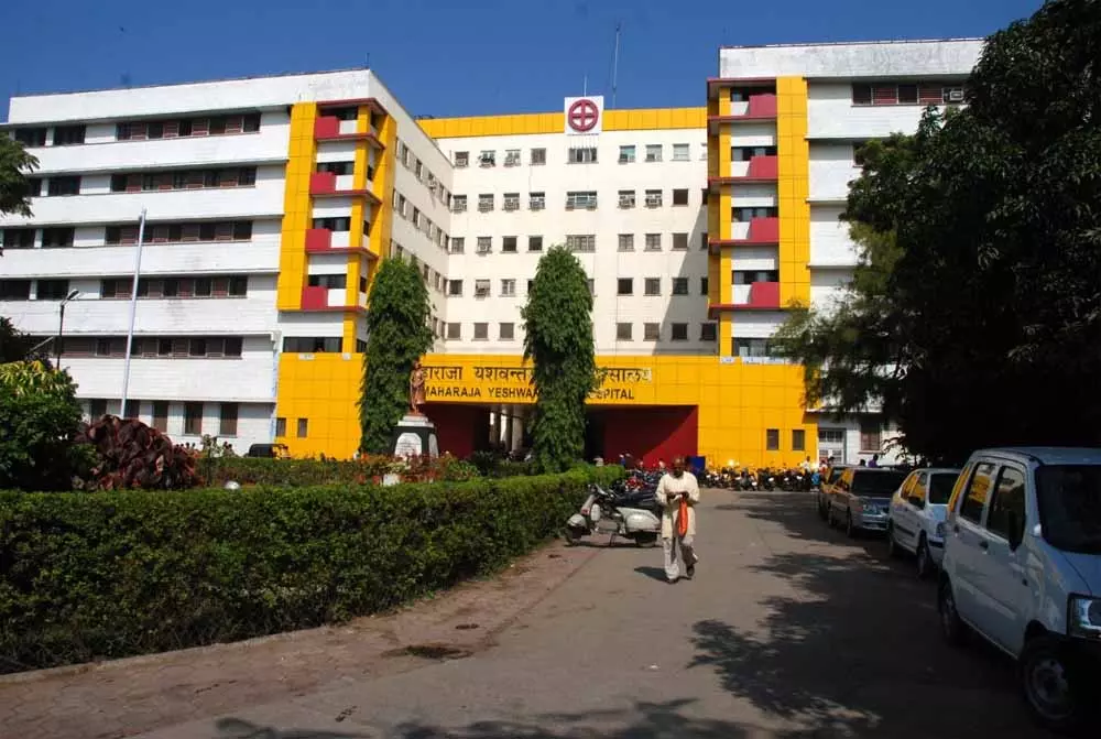 Indore: सरकारी अस्पताल से निजी में भेजने का खेल फिर चर्चा में Indore: सरकारी अस्पताल से निजी में भेजने का खेल फिर चर्चा में