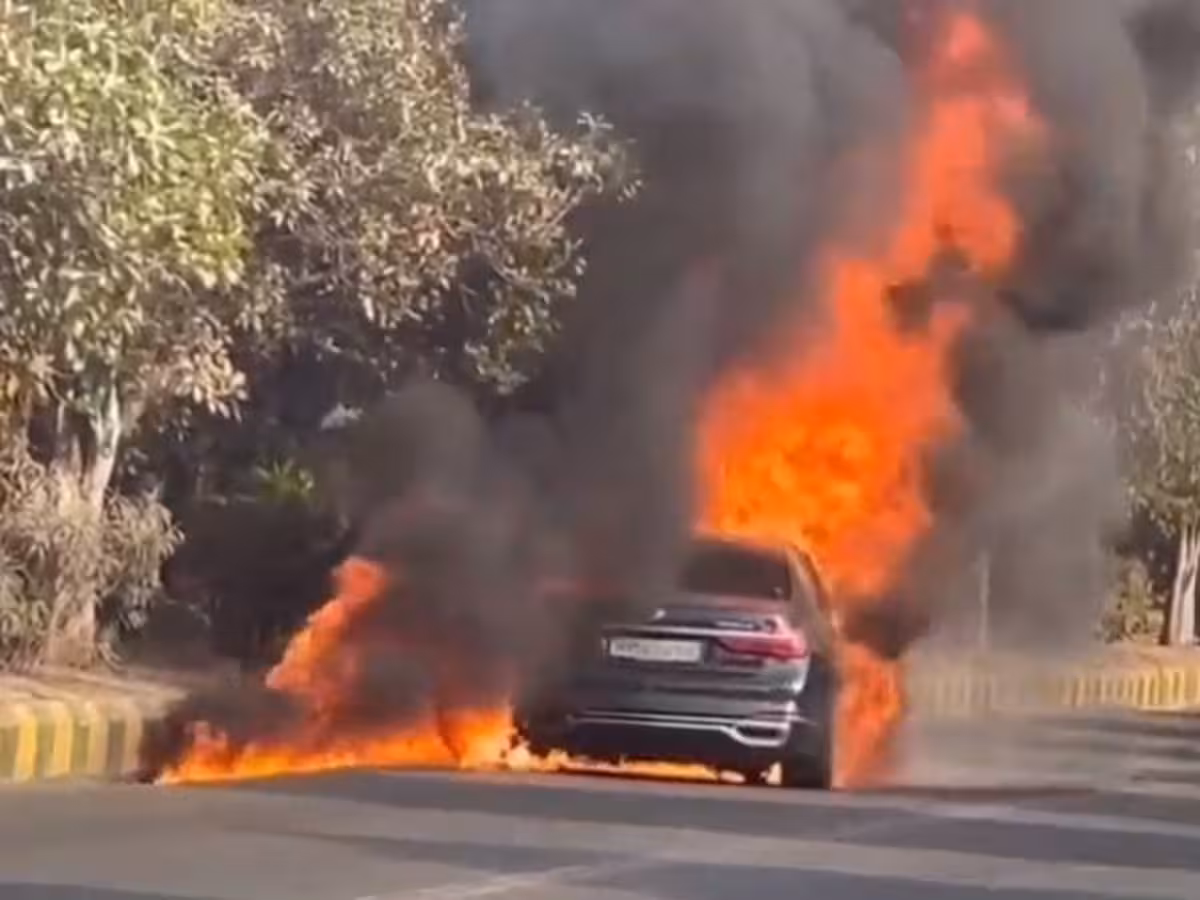 Noida: BMW में आग, सड़क पर आग बुझाने की कोशिश Noida: BMW में आग, सड़क पर आग बुझाने की कोशिश