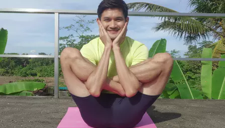 गर्भासन से मजबूत करें कलाई, कंधे और रीढ़ की हड्डी, जानें सही विधि गर्भासन से मजबूत करें कलाई, कंधे और रीढ़ की हड्डी, जानें सही विधि