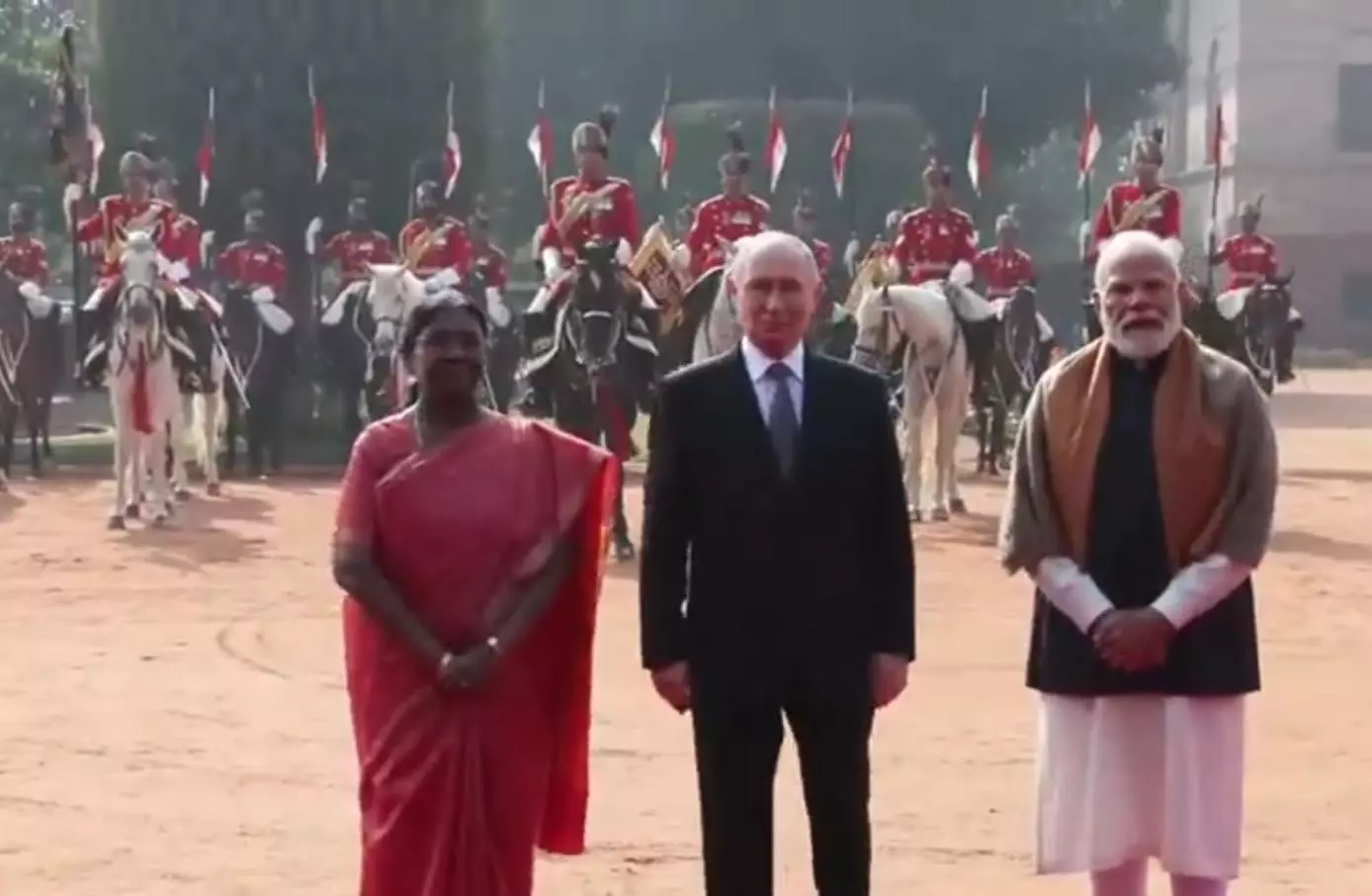रूस के राष्ट्रपति व्लादिमीर पुतिन को राष्ट्रपति भवन में गार्ड ऑफ ऑनर दिया गया, VIDEO रूस के राष्ट्रपति व्लादिमीर पुतिन को राष्ट्रपति भवन में गार्ड ऑफ ऑनर दिया गया, VIDEO