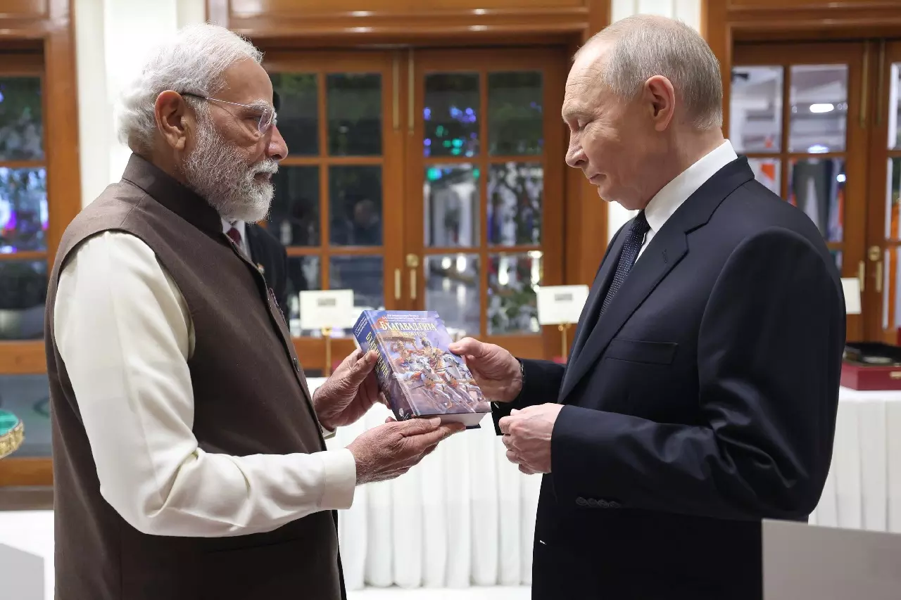 PM Modi ने पुतिन को भगवद गीता का रूसी संस्करण भेंट किया PM Modi ने पुतिन को भगवद गीता का रूसी संस्करण भेंट किया