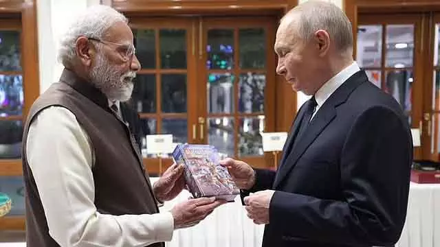 PM ने भारत आए अपने करीबी दोस्त पुतिन को भगवद गीता गिफ्ट की PM ने भारत आए अपने करीबी दोस्त पुतिन को भगवद गीता गिफ्ट की