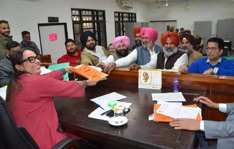 Punjab कांग्रेस ने कहा कि धमकियों के बावजूद, ज़्यादातर नेता नॉमिनेशन पेपर फाइल करने में कामयाब रहे Punjab कांग्रेस ने कहा कि धमकियों के बावजूद, ज़्यादातर नेता नॉमिनेशन पेपर फाइल करने में कामयाब रहे