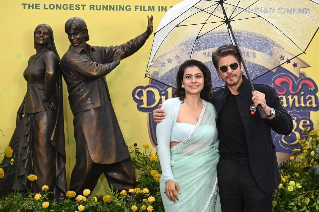 DDLJ के 30 साल: शाहरुख-काजोल ने लंदन में राज-सिमरन की मूर्ति का उद्घाटन किया DDLJ के 30 साल: शाहरुख-काजोल ने लंदन में राज-सिमरन की मूर्ति का उद्घाटन किया