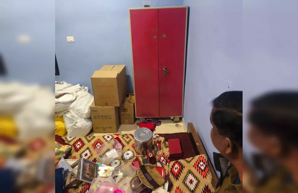 शादी समारोह में गए परिवार के घर हुई बड़ी चोरी, इलाके में हड़कंप शादी समारोह में गए परिवार के घर हुई बड़ी चोरी, इलाके में हड़कंप