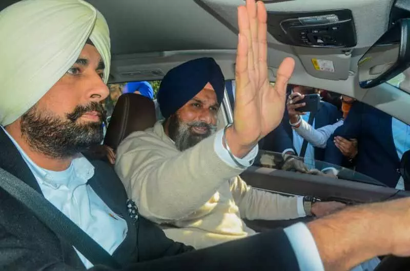 HC ने बिक्रम मजीठिया की जमानत याचिका खारिज की, जांच के लिए 3 महीने का समय तय किया। HC ने बिक्रम मजीठिया की जमानत याचिका खारिज की, जांच के लिए 3 महीने का समय तय किया।