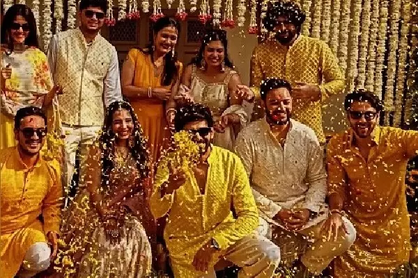 Kartik Aaryan की बहन का स्पेशल डांस, ‘फूलों की चादर’ संग मंच की ओर बढ़ीं Kartik Aaryan की बहन का स्पेशल डांस, ‘फूलों की चादर’ संग मंच की ओर बढ़ीं