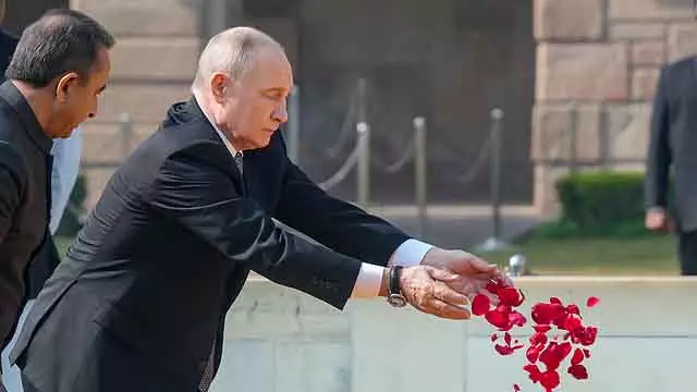 Russian राष्ट्रपति ने गांधी स्मारक पर श्रद्धांजलि अर्पित की Russian राष्ट्रपति ने गांधी स्मारक पर श्रद्धांजलि अर्पित की