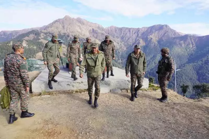 उत्तरी सेना कमांडर ने पुंछ का दौरा कर ऑपरेशनल तैयारियों का जायजा लिया उत्तरी सेना कमांडर ने पुंछ का दौरा कर ऑपरेशनल तैयारियों का जायजा लिया