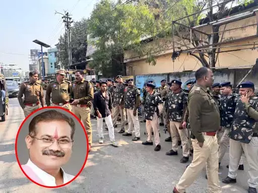 अमित बघेल ने किया सरेंडर, थाने के बाहर भीड़ अमित बघेल ने किया सरेंडर, थाने के बाहर भीड़