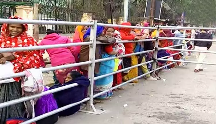 भारत बनाम दक्षिण अफ्रीका T20 टिकट के लिए Barabati में महिलाएं लाइन में सबसे आगे भारत बनाम दक्षिण अफ्रीका T20 टिकट के लिए Barabati में महिलाएं लाइन में सबसे आगे