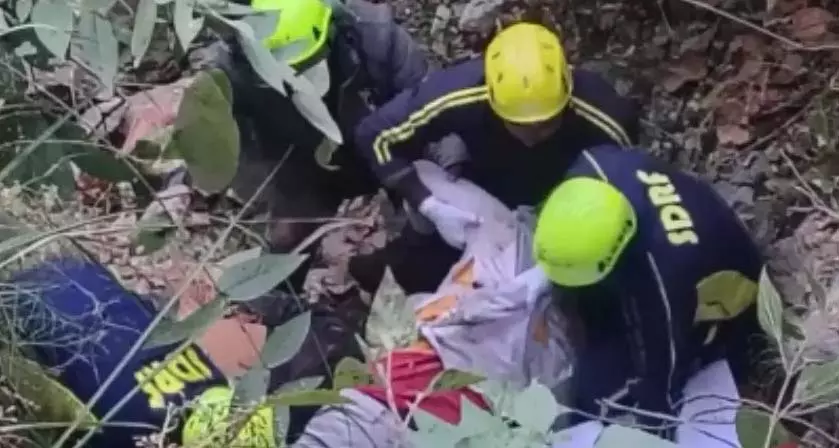 बारात लौटते समय बोलेरो 200 फीट गहरी खाई में गिरी, मां-बेटे समेत 5 की मौत बारात लौटते समय बोलेरो 200 फीट गहरी खाई में गिरी, मां-बेटे समेत 5 की मौत