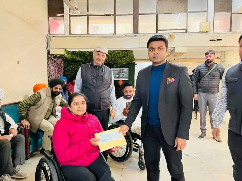 Ludhiana: एडमिन ने मिस्र में टूर्नामेंट के लिए पैरा-बैडमिंटन खिलाड़ी को स्पॉन्सर किया Ludhiana: एडमिन ने मिस्र में टूर्नामेंट के लिए पैरा-बैडमिंटन खिलाड़ी को स्पॉन्सर किया