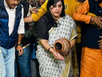 Bansuri Swaraj ने हरिद्वार में पिता की अस्थियों का विसर्जन किया Bansuri Swaraj ने हरिद्वार में पिता की अस्थियों का विसर्जन किया