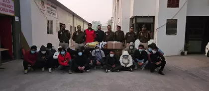 Delhi: समयपुर बादली में अवैध बार का भंडाफोड़, 25 लोग हिरासत में लिए गए Delhi: समयपुर बादली में अवैध बार का भंडाफोड़, 25 लोग हिरासत में लिए गए