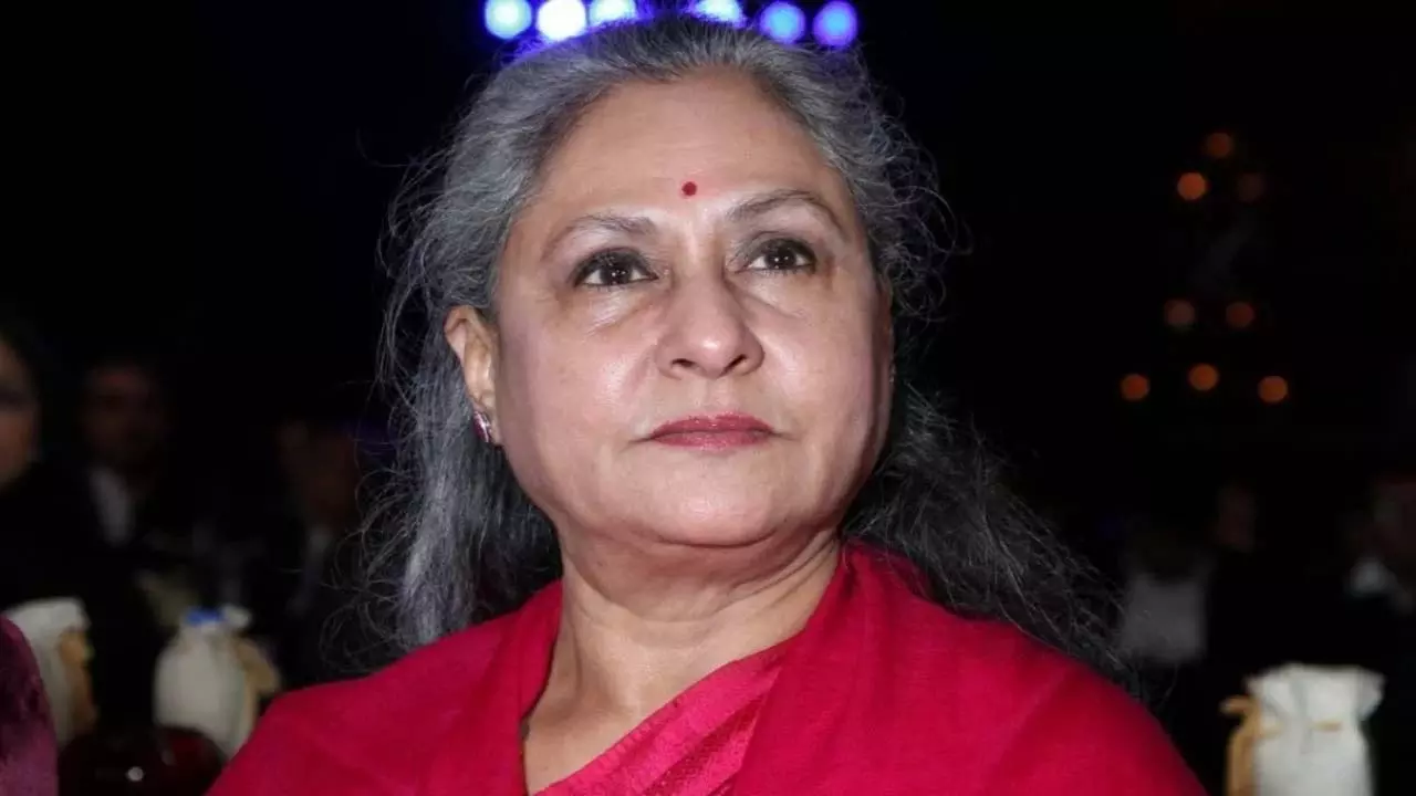 गंदी पैंट कमेंट के बाद Paparazzi ने जया बच्चन और परिवार को बैन करने का प्लान बनाया गंदी पैंट कमेंट के बाद Paparazzi ने जया बच्चन और परिवार को बैन करने का प्लान बनाया