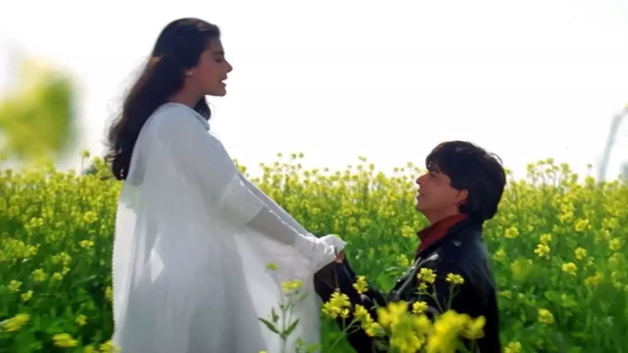 Shah Rukh Khan और काजोल ने लंदन में अपनी मूर्ति के अनावरण पर प्रतिक्रिया दी। Shah Rukh Khan और काजोल ने लंदन में अपनी मूर्ति के अनावरण पर प्रतिक्रिया दी।