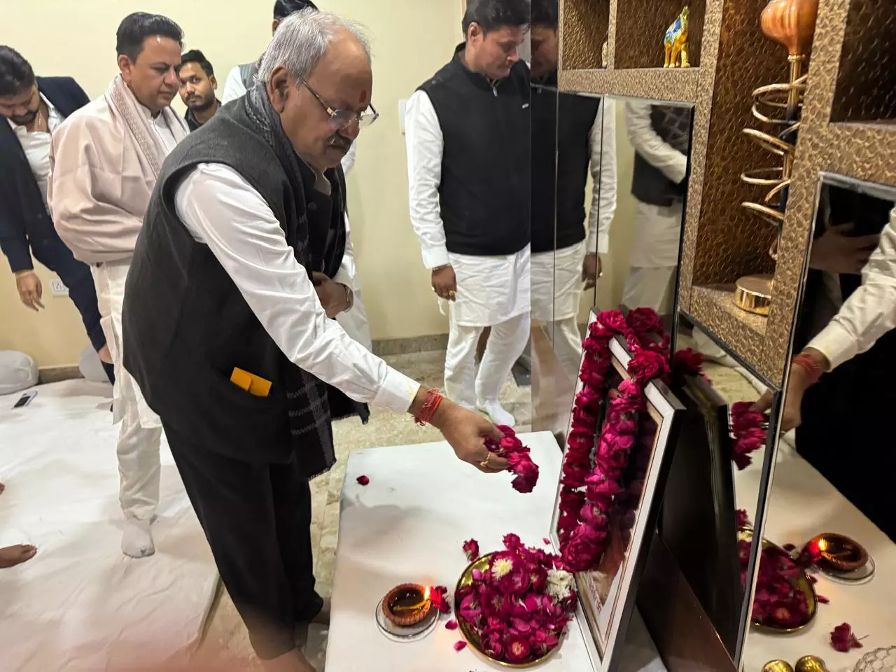 सांसद बृजमोहन अग्रवाल ने स्व कीर्ति नारायण द्विवेदी को दी श्रद्धांजलि सांसद बृजमोहन अग्रवाल ने स्व कीर्ति नारायण द्विवेदी को दी श्रद्धांजलि