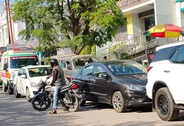 Bareilly: अस्पतालों के पास पार्किंग गायब, सड़क जाम बढ़ा Bareilly: अस्पतालों के पास पार्किंग गायब, सड़क जाम बढ़ा